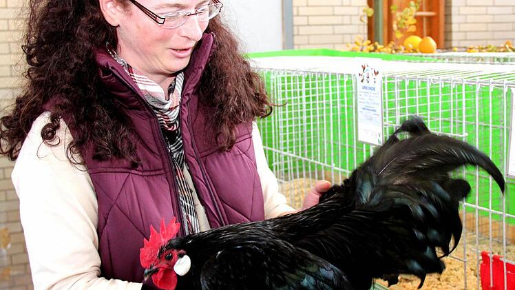 Ines Schaffer mit ihrem prämierten Zwerg-Sachsenhuhn.  Foto: Johanna Blum