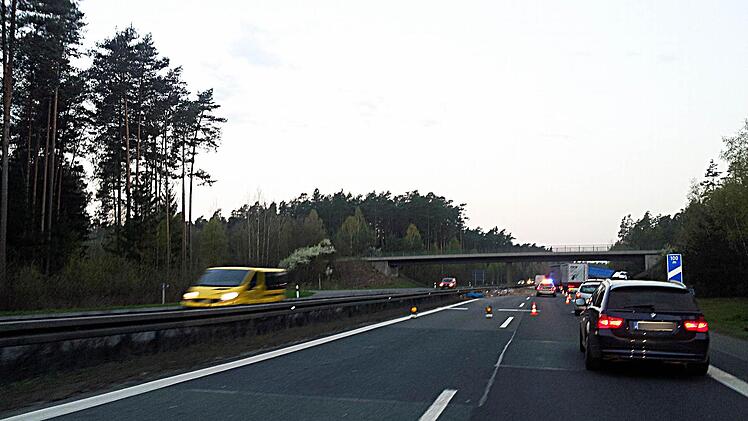 Stau bildet sich kurz nach dem Unfall. Die Polizei ist vor Ort und regelt den Verkehr. Foto: Stefan Reinmann