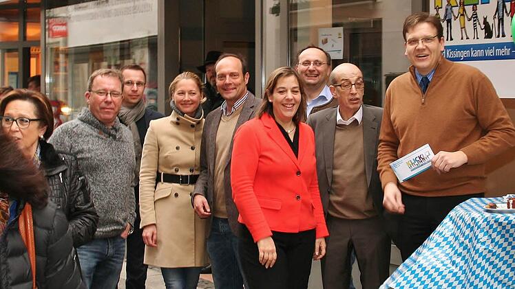 CSU Ortsvorsitzender Steffen Hörtler (rechts) und OB Kandidat Michael Heppes (Mitte) mit Freunden am CSU-Wahlcafe.