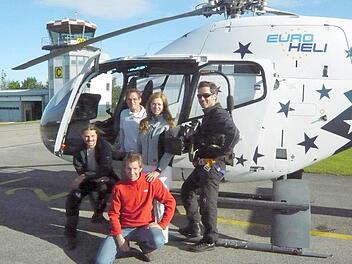 Annette Hopfenmüller und ihr Team kurz vor dem Hubschrauberflug für die Luftaufnahmen entlang des ehemaligen Grenzstreifen (von links): Kamera-Assistent Marc Gensel, Pilot, Tonmeister Markus Magerer, Annette Hopfenmüller und Kameramann Martin Rösner.  Foto: Markus Magerer