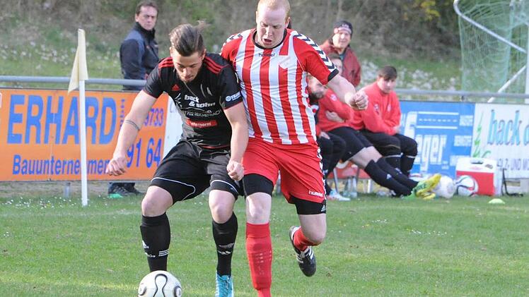 Szene vom Pokalspiel des FC Reichenbach (dunkle Trikots) gegen den TSV Rannungen. Foto: Hopf