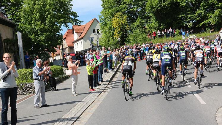 Auch an der Südeinfahrt von Ebern galt: Viele Fans beklatschten die Leistung der Fahrer.Foto: Florian Schmidt