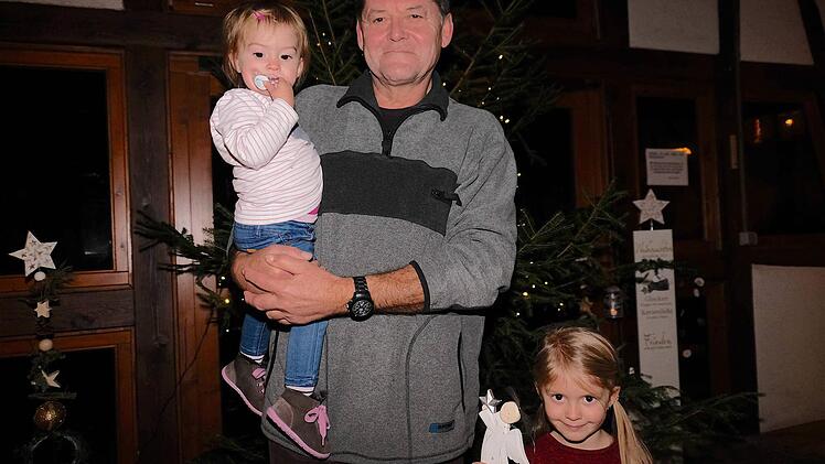 Konrad Hüttl hatte seine Enkelkinder Rosalie und Mathilda mitgebracht. Foto: Gerd Schaar