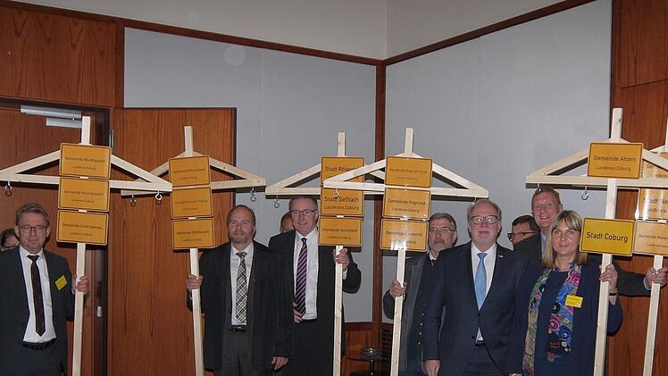 Gruppenbild mit Strommast: Die Coburger Delegation vor dem Empfang durch Wirtschaftsministerin Brigitte Zypries.Berthold Köhler