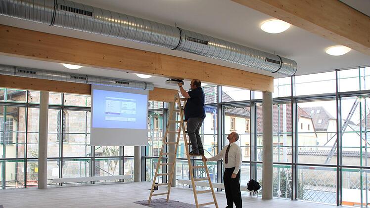 Verwaltungschef Albert Prickarz (rechts) assistiert dem EDV-Experten Norbert Schulze bei der Ausrichtung des Beamers in dem neuen Saal.  Foto: Andreas Dorsch