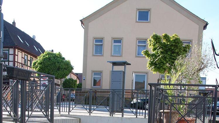 Wasser spielt in der Bad-Stadt eine wichtige Rolle. Hier wurde der Bach in die Neugestaltung eines Platzes an der Bahnhofstraße mit einbezogen.Matthias Einwag