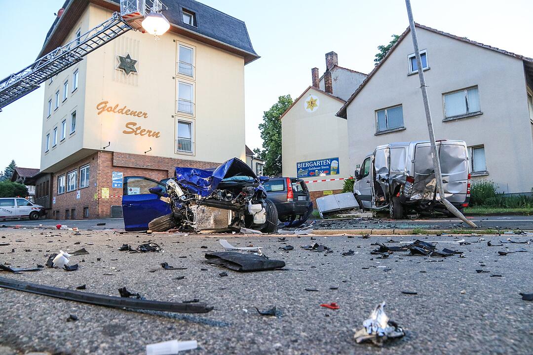 Nach Flucht vor der Polizei: Autofahrer erfasst Fußgänger im Kreis Coburg - drei Menschen teils schwerst verletzt