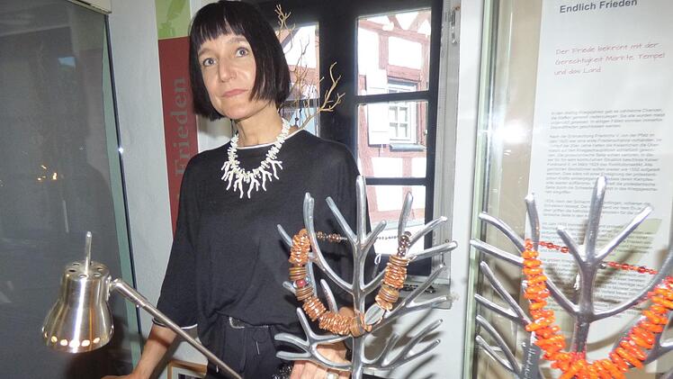 Zum zweiten mal dabei ist Astrid C. Rösch aus Pegnitz mit ihren handgewickelten Glasperlen.  Foto: Thomas Weichert