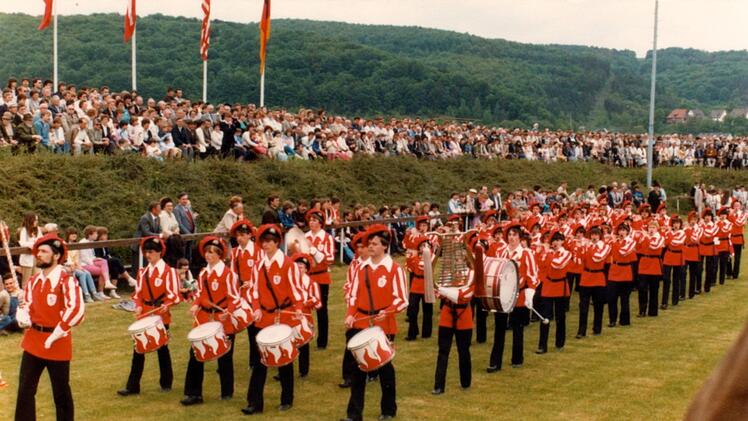 Der Spielmannszug zu seinen Glanzzeiten beim Wertungsmarschieren. Es gab natürlich einen 1. Rang mit Auszeichnung.Archiv Riedenberger Musikanten