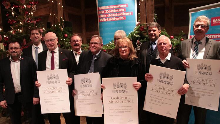 In einer würdigen Zeremonie nahmen die Altmeister ihre Goldenen Meisterbriefe entgegen.  Fotos. Josef Hofbauer