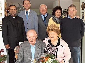 Das Jubelpaar Johann und Elisabeth Hollfelder (vorne) mit (dahinter, von links) Pfarrer George Thottankara, Bürgermeister Andreas Hügerich, stellvertretendem Landrat Helmut Fischer sowie Tochter Sigrid mit ihrem Ehemann. Foto: Alfred Thieret