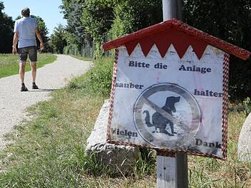 Auf dem Weg vom Kersbacher Kindergarten zum Backhaus liegen immer wieder Hundehaufen, die die Besitzer der Vierbeiner nicht wegräumen. Foto: Barbara Herbst
