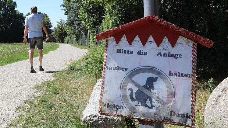 Auf dem Weg vom Kersbacher Kindergarten zum Backhaus liegen immer wieder Hundehaufen, die die Besitzer der Vierbeiner nicht wegräumen. Foto: Barbara Herbst