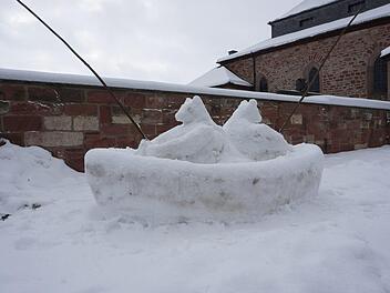 Angelende Eisbären in Sandberg. Ein Schneekunstwerk von Reiner  Köth.Foto: Marion Eckert