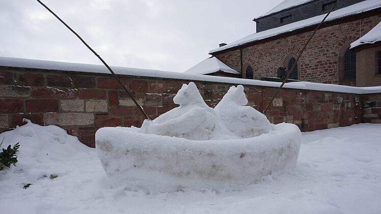 Angelende Eisbären in Sandberg. Ein Schneekunstwerk von Reiner  Köth.Foto: Marion Eckert
