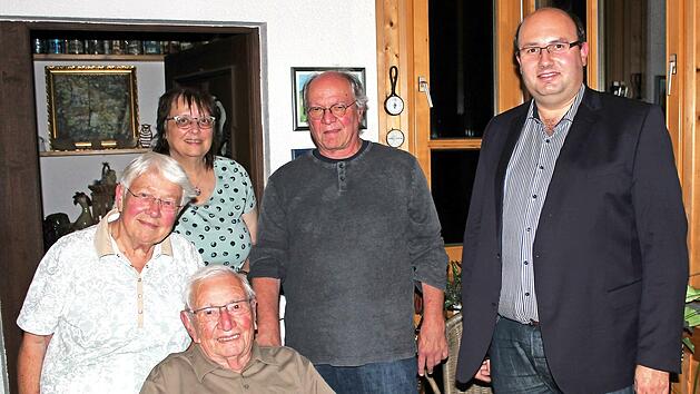 Viele Gl&uuml;ckw&uuml;nsche erhielt Albert H&ouml;sch zu seinem 90. Geburtstag; von links: Dorothea H&ouml;sch, der Jubilar Albert H&ouml;sch sowie (dahinter, von links) Schwiegertochter Cassia, Sohn Stefan und B&uuml;rgermeister Alexander Schr&uuml;fer.