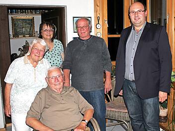 Viele Glückwünsche erhielt Albert Hösch zu seinem 90. Geburtstag; von links: Dorothea Hösch, der Jubilar Albert Hösch sowie (dahinter, von links) Schwiegertochter Cassia, Sohn Stefan und Bürgermeister Alexander Schrüfer.