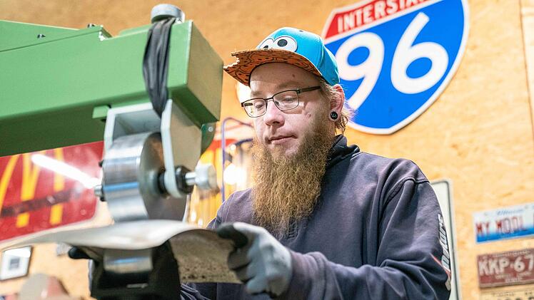 Karosseriebauer Stefan Wanzek hat in der Oldtimer-Werkstatt Exmotors  seinen Traumberuf gefunden. Foto: Adriane Lochner