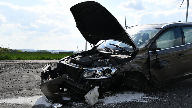 Schwerer Unfall auf L115: Zwei Personen nach Kettenreaktion schwer verletzt.