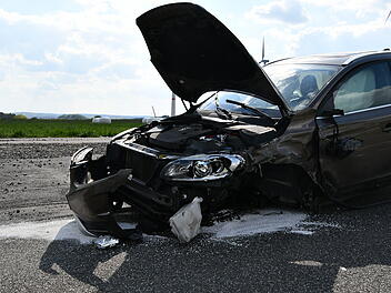 Schwerer Unfall auf L115: Zwei Personen nach Kettenreaktion schwer verletzt.