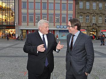 Wöhrl-Vorstand  Robert Rösch (links) und Vorstandsvorsitzender Olivier Wöhrl   gaben heute den Umzug in das ehemalige  Honer-Haus am Maxplatz bekannt. Foto: Ronald  Rinklef