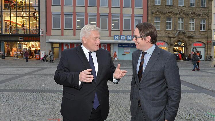 Wöhrl-Vorstand  Robert Rösch (links) und Vorstandsvorsitzender Olivier Wöhrl   gaben heute den Umzug in das ehemalige  Honer-Haus am Maxplatz bekannt. Foto: Ronald  Rinklef