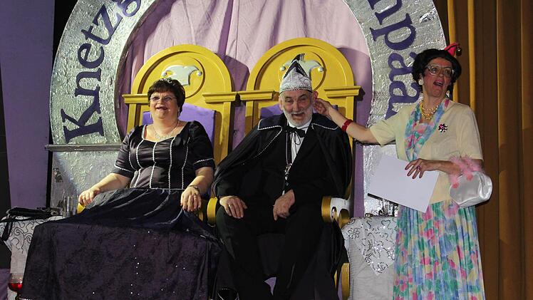 Das Prinzenpaar Sieglinde I. und Franz I. könnte sich Annerose Simon (rechts) sogar als Kaiser Franz und seine Sissi vorstellen.