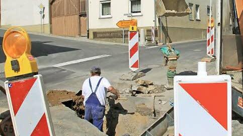 An der Kreuzung von Rannunger und Poppenlaurer Straße musste ein Kanalrohr ausgetauscht werden. Die Stelle lag denkbar ungünstig, weil der Kreuzungsbereich ohnehin schon sehr eng ist. Deshalb drängte die Fertigstellung.
