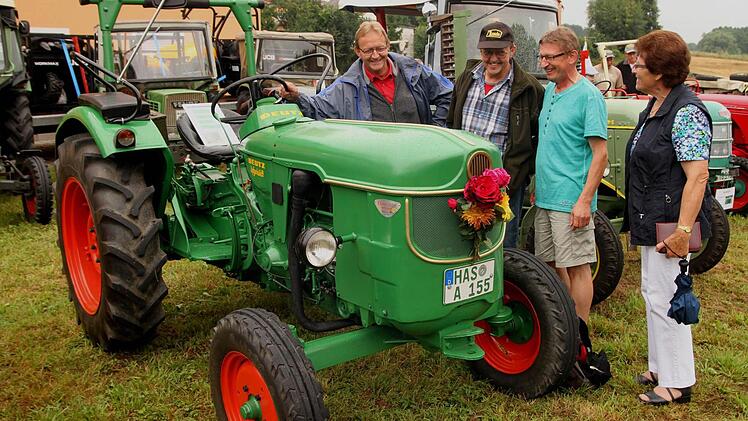 Franz Oberreuter und Albin Oberreuter (von links) stellten die Geschichte ihres Deutz vor.