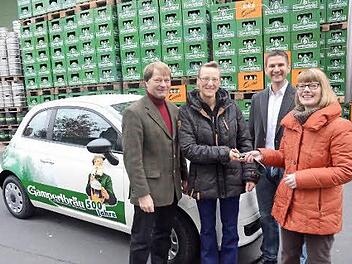 Hauptgewinnerin eines Fiat 500 beim Gampert-Kronkorken-Lotteriespiel ist Sandra Arnold aus Gehülz. Bei der Schlüsselübergabe, von links, Christian Höfner (Geschäftsführer), die glückliche Gewinnerin Sandra Arnold, Marc Jungkunz (Verkaufsleiter) und Anette Höfner (Geschäftsführerin). Foto: Karl-Heinz Hofmann