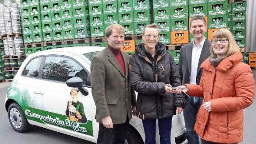 Hauptgewinnerin eines Fiat 500 beim Gampert-Kronkorken-Lotteriespiel ist Sandra Arnold aus Gehülz. Bei der Schlüsselübergabe, von links, Christian Höfner (Geschäftsführer), die glückliche Gewinnerin Sandra Arnold, Marc Jungkunz (Verkaufsleiter) und Anette Höfner (Geschäftsführerin). Foto: Karl-Heinz Hofmann