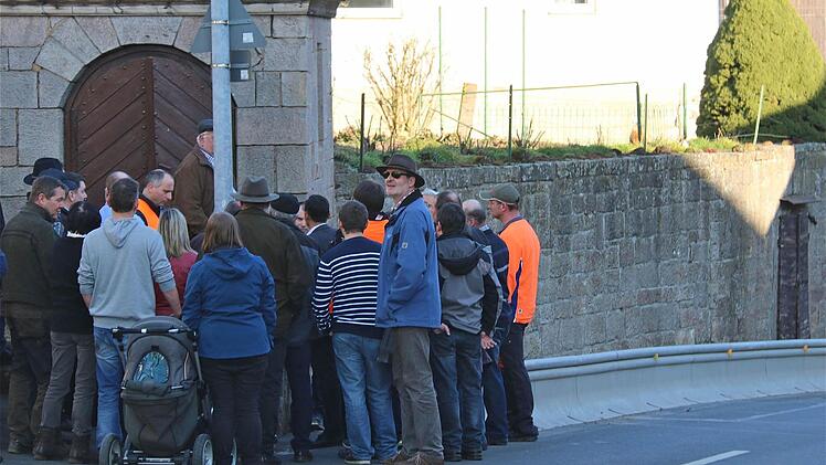 Ortsbegehung in Wartmannsroth   Foto: Schaar