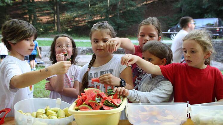 Zur Stärkung gibt's Obst und Gemüse - geschnippelt von fleißigen Eltern. Foto: Ulrike Müller