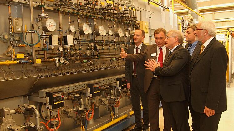 Vor den riesigen Härteöfen (von rechts): Regierungspräsident Paul Beinhofer, Josef Scheller, Staatssekretär Hintersberger, Michael Loibersbeck und Bürgermeister Michael Ziegler. Foto: Günther Geiling