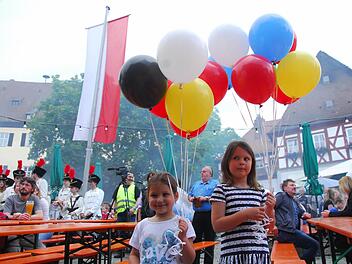Malia und Annika sind bereit. Ballons eröffnen das Herzogenauracher Altstadtfest.