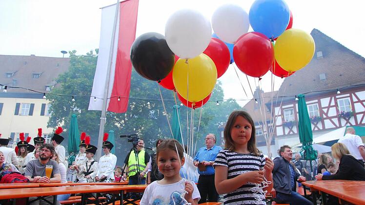 Malia und Annika sind bereit. Ballons eröffnen das Herzogenauracher Altstadtfest.