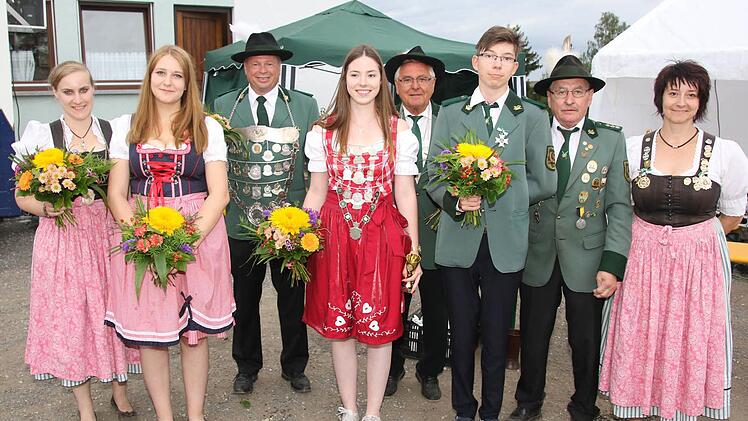 das Königshaus mit (von links) Zweiter Ritterin Carina Gahn, Erster Jugendritterin Gina-Maria Lessig, Schützenkönig Manfred Florschütz, Jungschützenköningin Sara Schirmann, Zweitem Ritter Kurt Bernreuther, Zweitem Jugendritter Paul Schirmann, Schützenmeister Joachim Welsch und Vorsitzender Maria Lessig