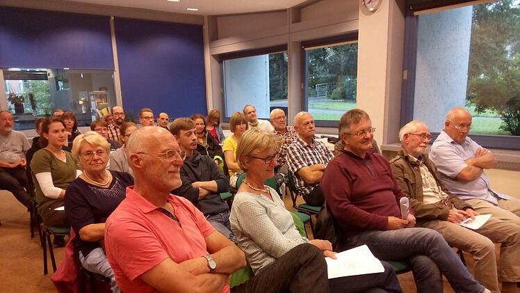 Gut besucht war das Info-Treffen in der Georgi-Halle. 43 Teilnehmer werden Ende August nach England aufbrechen. Foto: Ulrike Müller