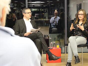 Die frisch gewählte Abgeordnete Lisa Badum (r.) im Gespräch mit Redaktionsleiter Michael Memmel bei der aktuellen Stunde des Fränkischen Tags. Foto: Lisa Kieslinger