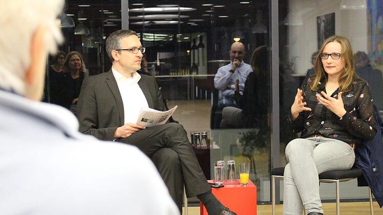 Die frisch gewählte Abgeordnete Lisa Badum (r.) im Gespräch mit Redaktionsleiter Michael Memmel bei der aktuellen Stunde des Fränkischen Tags. Foto: Lisa Kieslinger