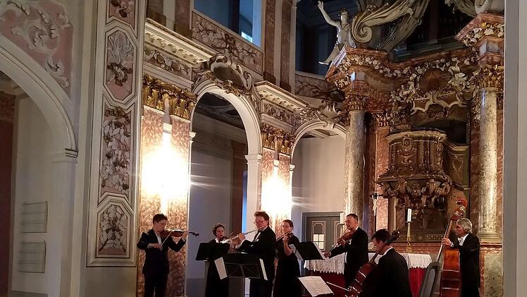 Die Kammerphilharmonie Köln präsentierte beim Konzert in der Coburger Schlosskirche ein populäres Programm von Vivaldi bis Offenbach.Foto: Jochen Berger