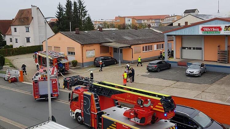 Mehrere Einsatzfahrzeuge rückten in die Bahnhofstraße aus.   Foto: Feuerwehr Adelsdorf