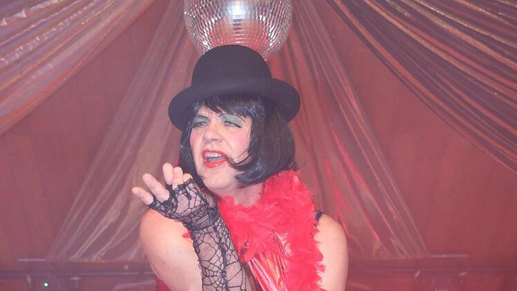Sally Bowles (Thomas B&auml;hr)  bringt  in Cabaret  die G&auml;ste um den Verstand.