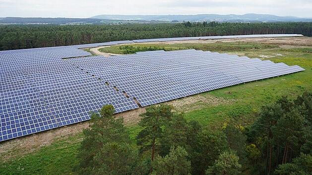 Die ausgebaute Photovoltaikanlage im Reichswald bei Uttenreuth; im Hintergrund der Hetzleser Berg im Landkreis Forchheim.  Foto: Naturstrom-AG