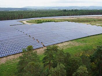 Die ausgebaute Photovoltaikanlage im Reichswald bei Uttenreuth; im Hintergrund der Hetzleser Berg im Landkreis Forchheim.  Foto: Naturstrom-AG