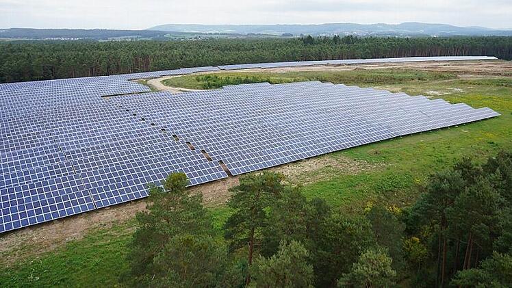 Die ausgebaute Photovoltaikanlage im Reichswald bei Uttenreuth; im Hintergrund der Hetzleser Berg im Landkreis Forchheim.  Foto: Naturstrom-AG