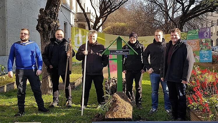 Thomas Zemann, Hans-Peter Lechner, Alfred Winkler, Ralf Geyer, André Geyer und Andreas Geistmann (v. l.) befürchten, dass bald der letzte landwirtschaftliche Familienbetrieb aufgeben muss.  Foto: privat