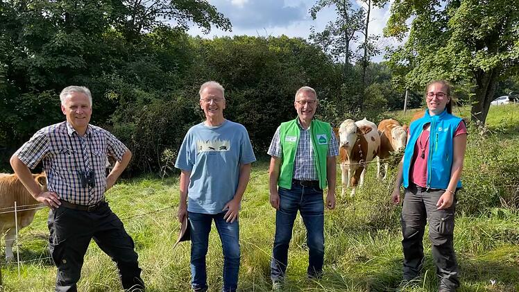 Bei der Begehung in den Schwarzen Bergen stellten Thomas Keller von der  Höheren Naturschutzbehörde bei der Regierung von Unterfranken und der  Kreisvorsitzende des Bund Naturschutz, Franz Zang, den neuen  Gebietsbetreuer, Karl-Heinz Kolb, vor. Das Bild zeigt (von links): Thomas  Keller, Franz Zang, Karl-Heinz Kolb und Julia Kleinwechter (Untere  Naturschutzbehörde). Foto: Oswald Türbl