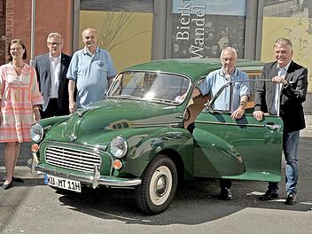 Auf das 25. Oldtimer-Treffen auf dem Mönchshofgelände freuen sich (von rechts) Mathias Göldner vom Oldtimer-Stammtisch, Landrat Klaus Peter Söllner, Ehrenvorsitzender Walter Schaller, der seinen Morris Minor mitgebracht hat, Vorsitzender Norbert ...