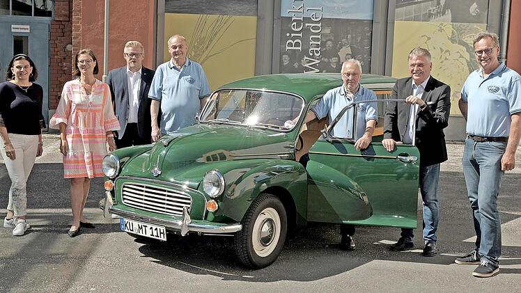 Auf das 25. Oldtimer-Treffen auf dem Mönchshofgelände freuen sich (von rechts) Mathias Göldner vom Oldtimer-Stammtisch, Landrat Klaus Peter Söllner, Ehrenvorsitzender Walter Schaller, der seinen Morris Minor mitgebracht hat, Vorsitzender Norbert ...